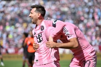 Lionel Messi celebra con su clásico gesto tras convertir para Inter Miami CF, desatando la euforia de sus compañeros y el público.