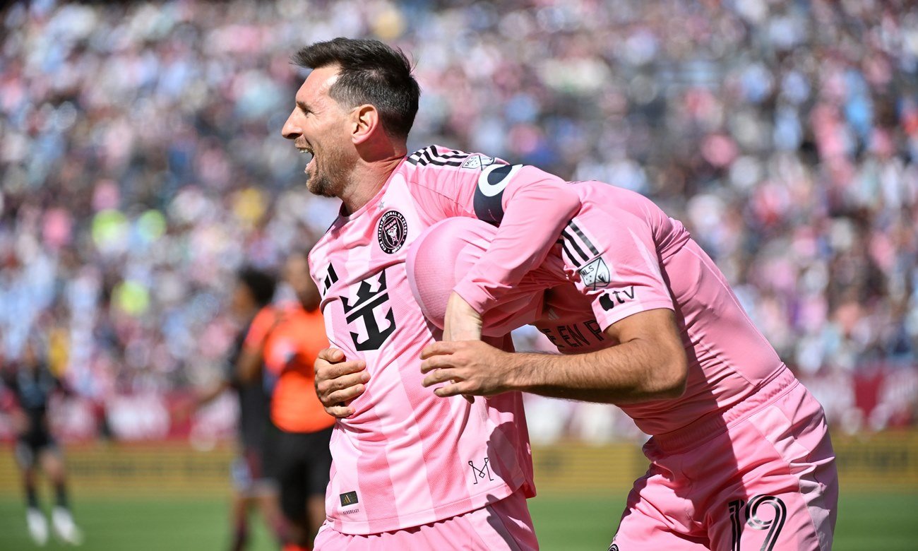 Lionel Messi celebra con su clásico gesto tras convertir para Inter Miami CF, desatando la euforia de sus compañeros y el público.