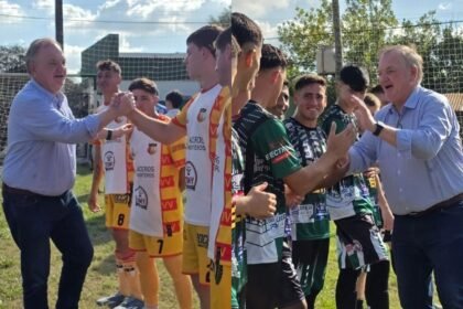 Felipe Michlig junto a equipos participantes en una jornada deportiva en Suardi, fortaleciendo el acompañamiento a los clubes locales.