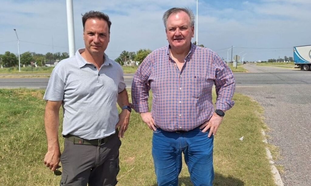 El ministro de Obras Públicas de Santa Fe, Lisandro Enrico, junto al senador provincial Felipe Michlig, referentes del radicalismo e integrantes de la misma fuerza política en la provincia. Foto de archivo.