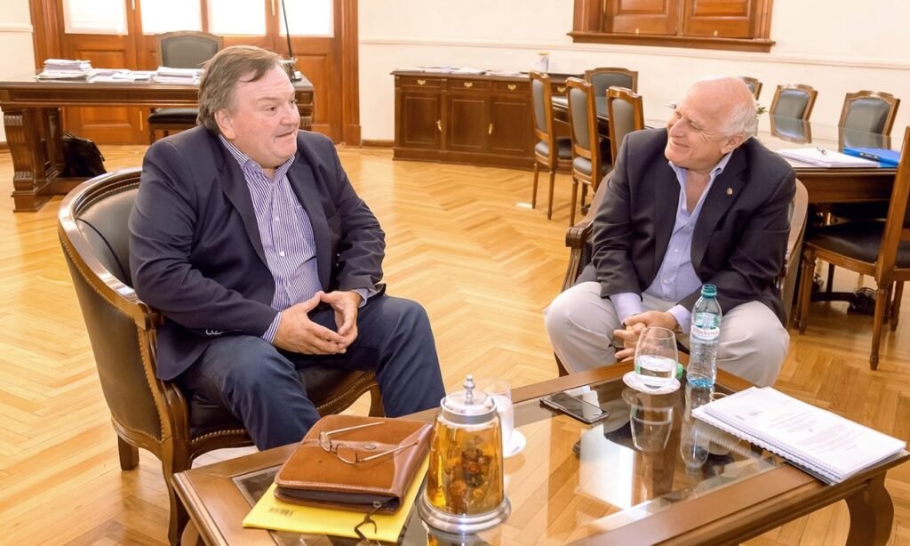 El senador provincial Felipe Michlig junto al exgobernador Miguel Lifschitz durante una reunión institucional en la provincia de Santa Fe, en el marco de la gestión 2015–2019. Foto de archivo.