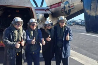 Javier Milei y funcionarios argentinos durante la visita oficial al portaaviones USS Nimitz en el marco de ejercicios militares conjuntos con Estados Unidos.