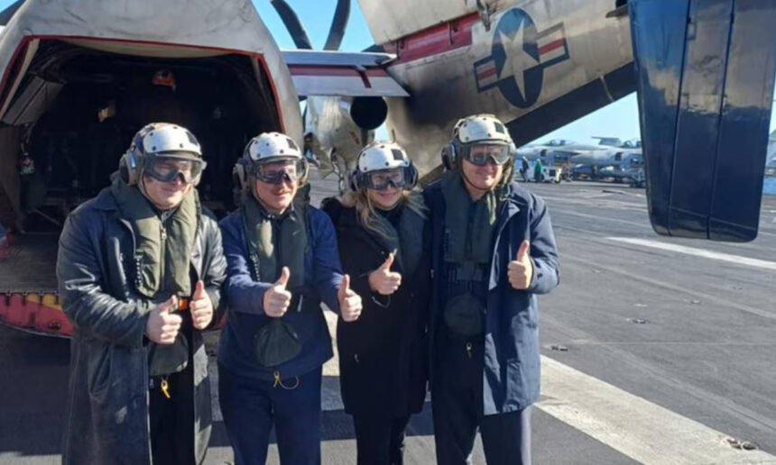 Javier Milei y funcionarios argentinos durante la visita oficial al portaaviones USS Nimitz en el marco de ejercicios militares conjuntos con Estados Unidos.