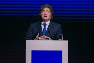 El presidente Javier Milei durante una exposición oficial, en la que abordó la situación económica del país y defendió el rumbo de su política monetaria y fiscal. Foto: archivo.