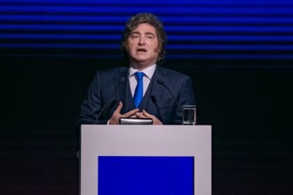 El presidente Javier Milei durante una exposición oficial, en la que abordó la situación económica del país y defendió el rumbo de su política monetaria y fiscal. Foto: archivo.