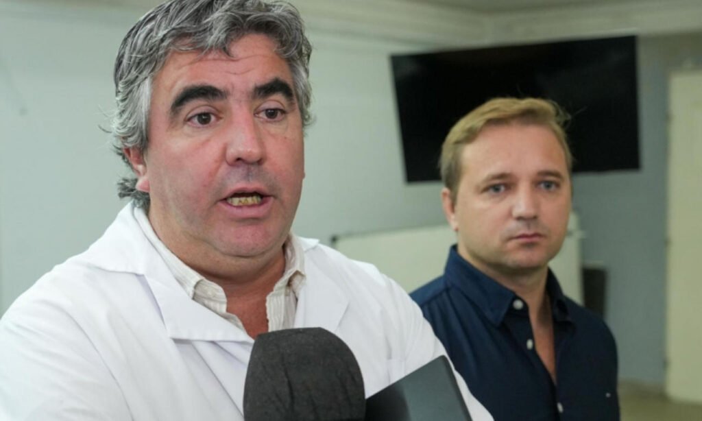 El director Bruno Moroni junto a uno de los cirujanos del equipo cardiovascular, en el marco del crecimiento del servicio en el Hospital Cullen.