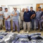 Entrega de indumentaria al personal municipal en Laguna Paiva junto a autoridades y representantes gremiales. Foto de archivo.