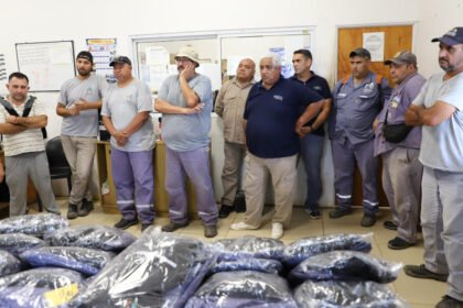 Entrega de indumentaria al personal municipal en Laguna Paiva junto a autoridades y representantes gremiales. Foto de archivo.