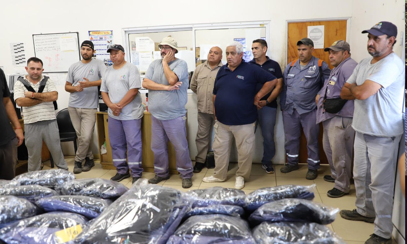 Entrega de indumentaria al personal municipal en Laguna Paiva junto a autoridades y representantes gremiales. Foto de archivo.