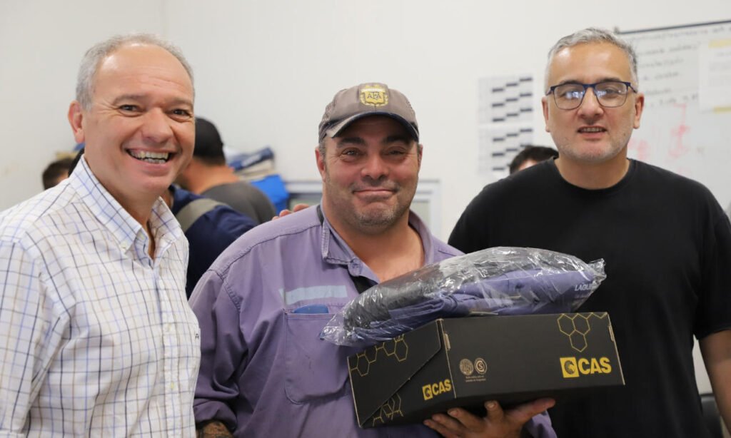 Entrega de uniformes al personal municipal encabezada por el intendente Elvio Cotterli, junto a representantes gremiales y trabajadores. Foto prensa Laguna Paiva.