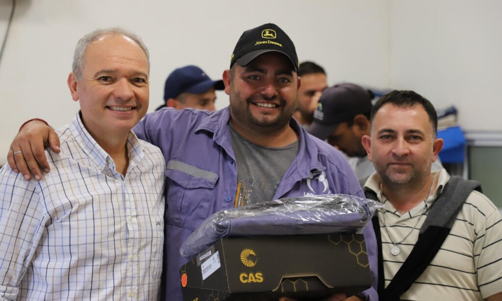 El intendente Elvio Cotterli participa de la entrega de indumentaria junto a integrantes del gremio y empleados municipales. Foto prensa Laguna Paiva.