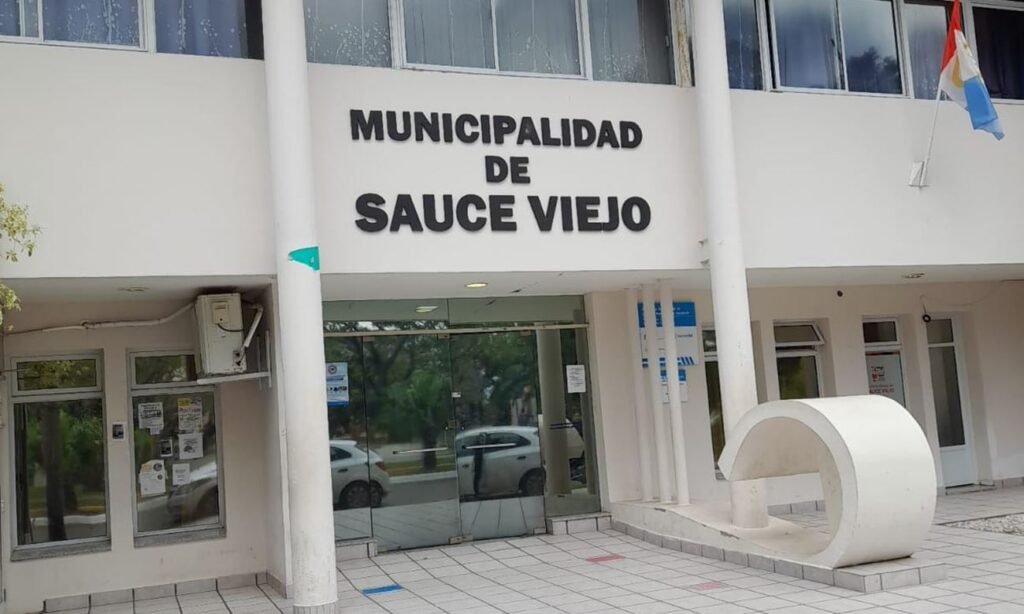 Fachada de la Municipalidad de Sauce Viejo, en una imagen de archivo que ilustra la actividad institucional local.