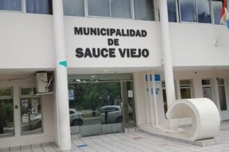 Fachada de la Municipalidad de Sauce Viejo, en una imagen de archivo que ilustra la actividad institucional local.