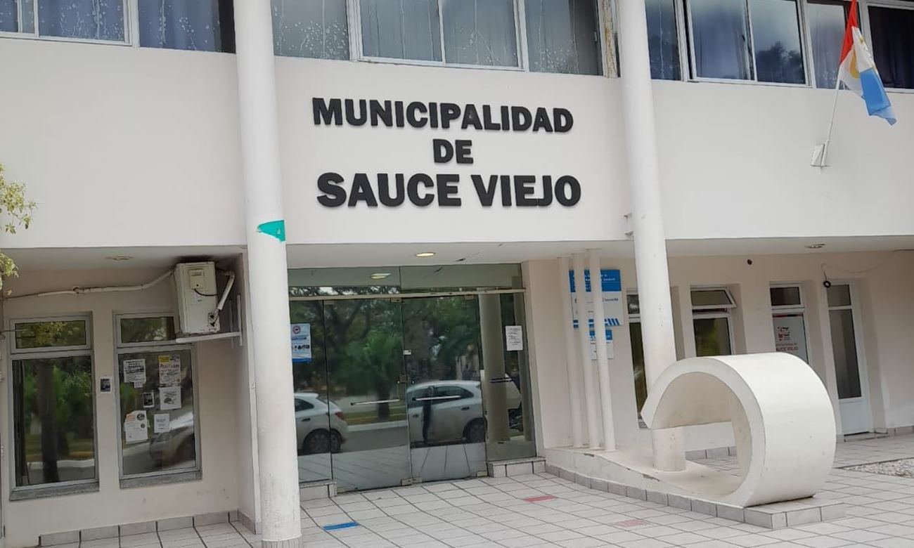 Fachada de la Municipalidad de Sauce Viejo, en una imagen de archivo que ilustra la actividad institucional local.