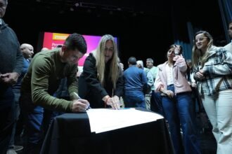 Funcionarios provinciales y autoridades locales durante la firma de convenios para fortalecer los servicios de niñez en Santa Fe.