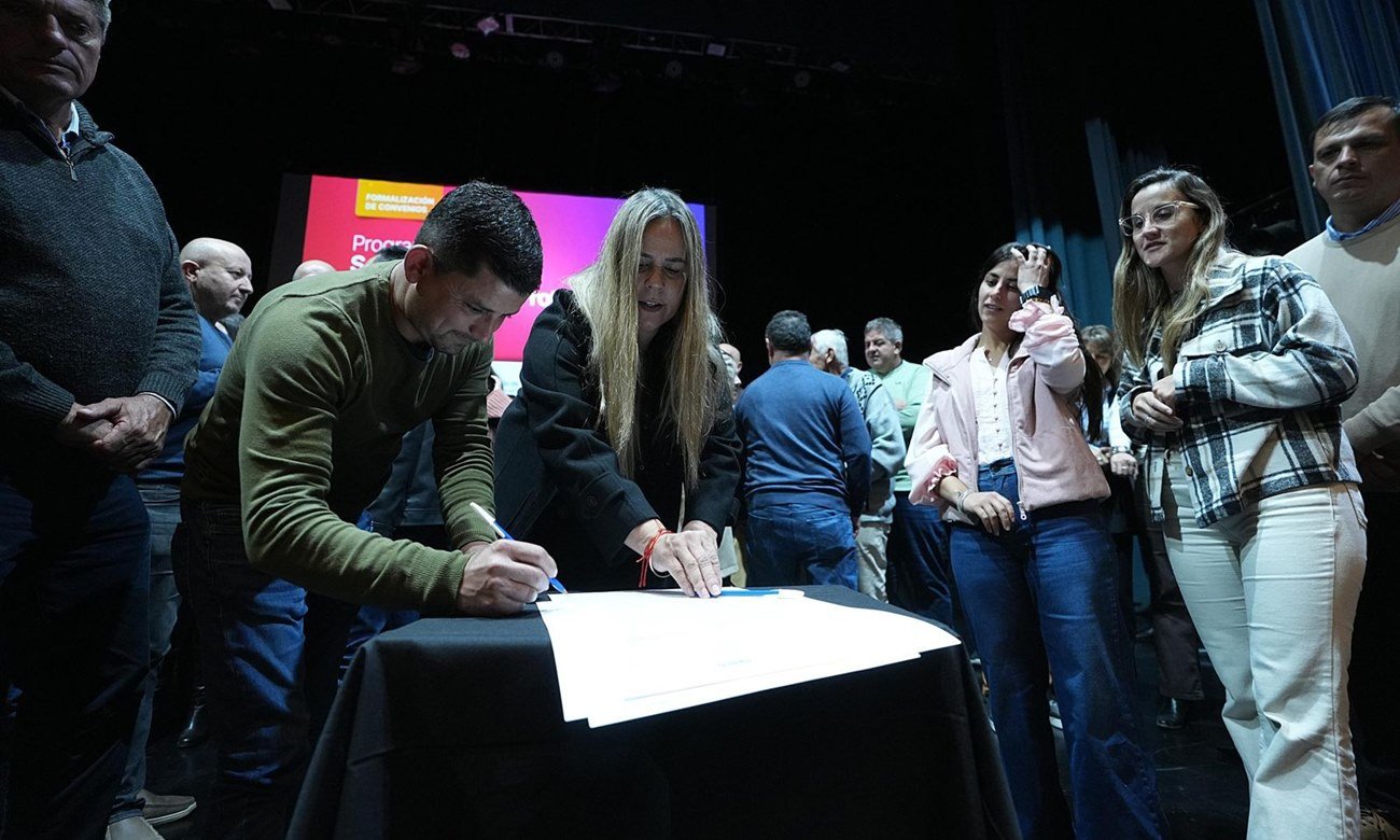Funcionarios provinciales y autoridades locales durante la firma de convenios para fortalecer los servicios de niñez en Santa Fe.