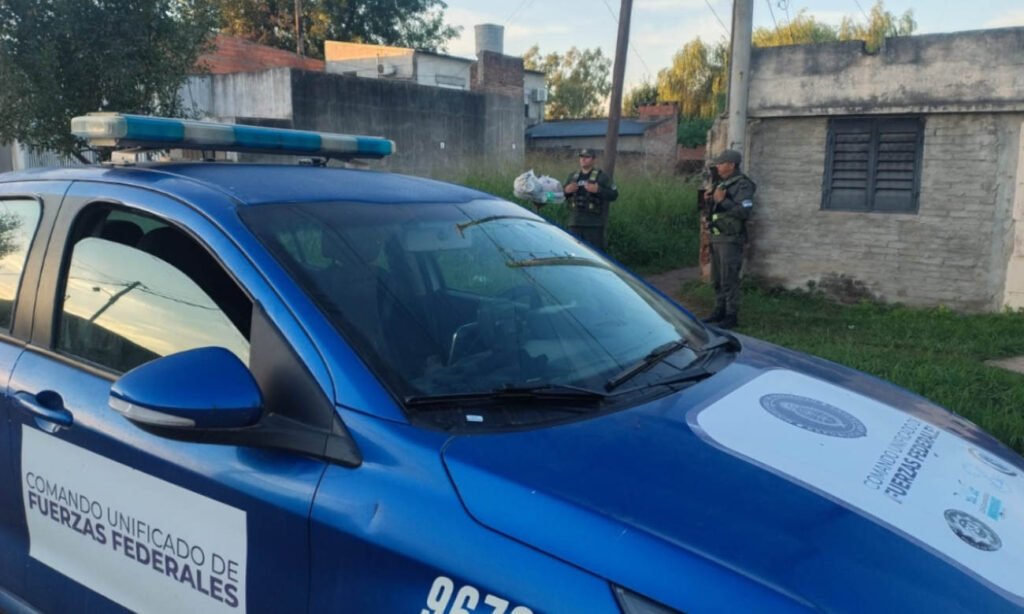 Efectivos de fuerzas federales custodian uno de los domicilios allanados en la zona norte, en el marco de la investigación por narcotráfico. Foto: Prensa Policía