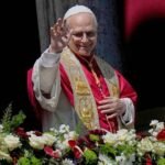 El papa León XIV durante la celebración de la Misa de Pascua en la Plaza de San Pedro del Vaticano.
