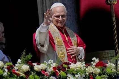 El papa León XIV durante la celebración de la Misa de Pascua en la Plaza de San Pedro del Vaticano.