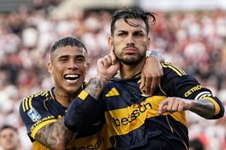 Festejo de Leandro Paredes tras convertir el gol de penal en el Superclásico disputado en el estadio Monumental.