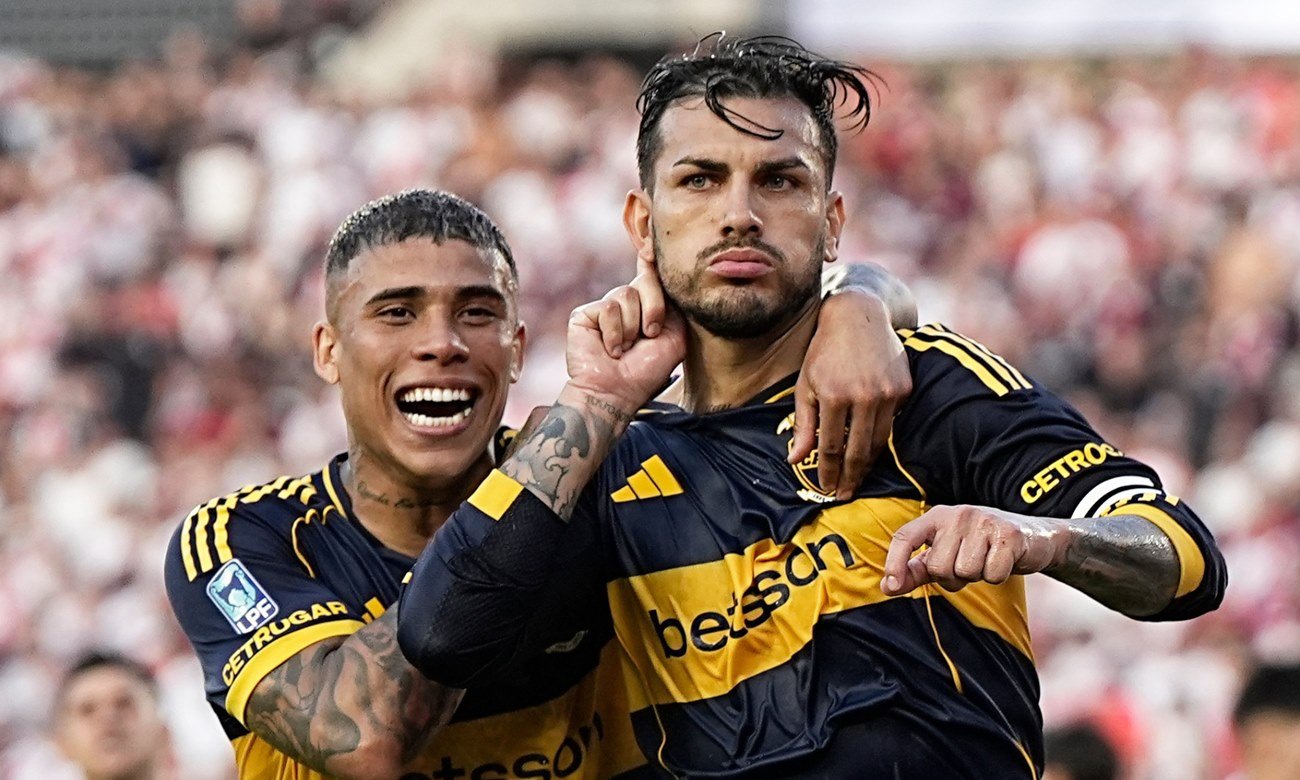 Festejo de Leandro Paredes tras convertir el gol de penal en el Superclásico disputado en el estadio Monumental.