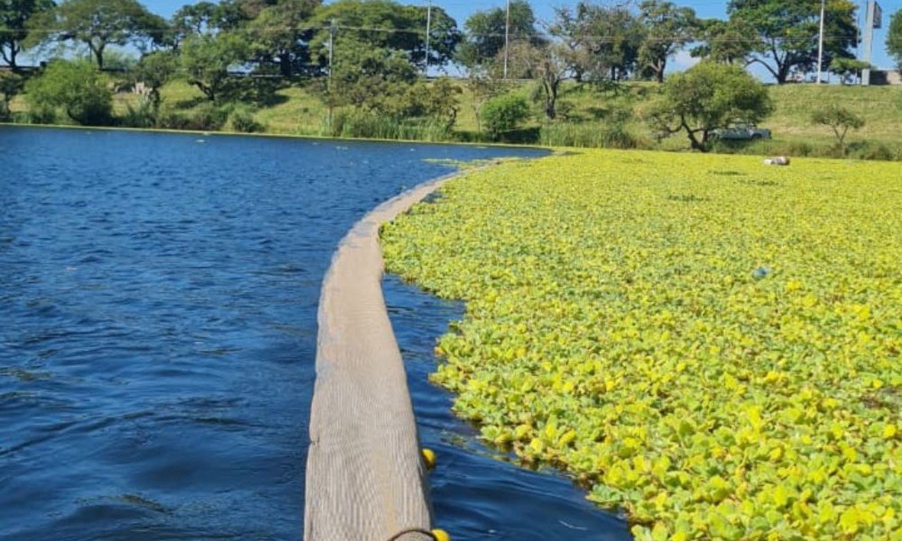 Vista del lago del Parque del Sur durante tareas de limpieza y mantenimiento en la ciudad de Santa Fe.