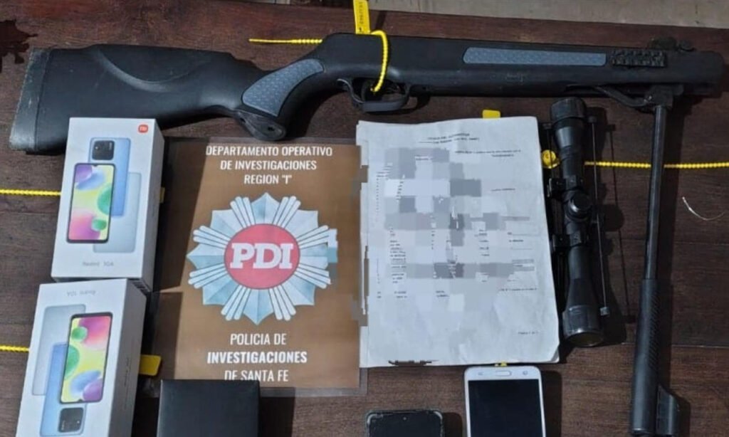 Elementos secuestrados durante el procedimiento realizado por la PDI en el norte de Santa Fe, vinculados a la investigación judicial en curso. Foto: Prensa PDI