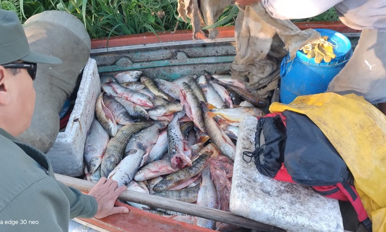 Operativo de control de pesca realizado por efectivos de Los Pumas en la zona costera de Arroyo Leyes.