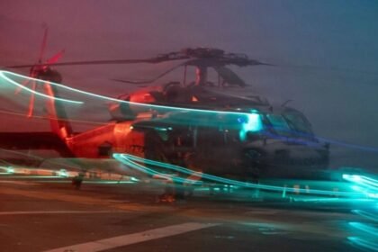 Helicóptero militar participa en un operativo de rescate en zona de conflicto en Medio Oriente, en el marco de una misión de extracción de pilotos. Foto ilustrativa.