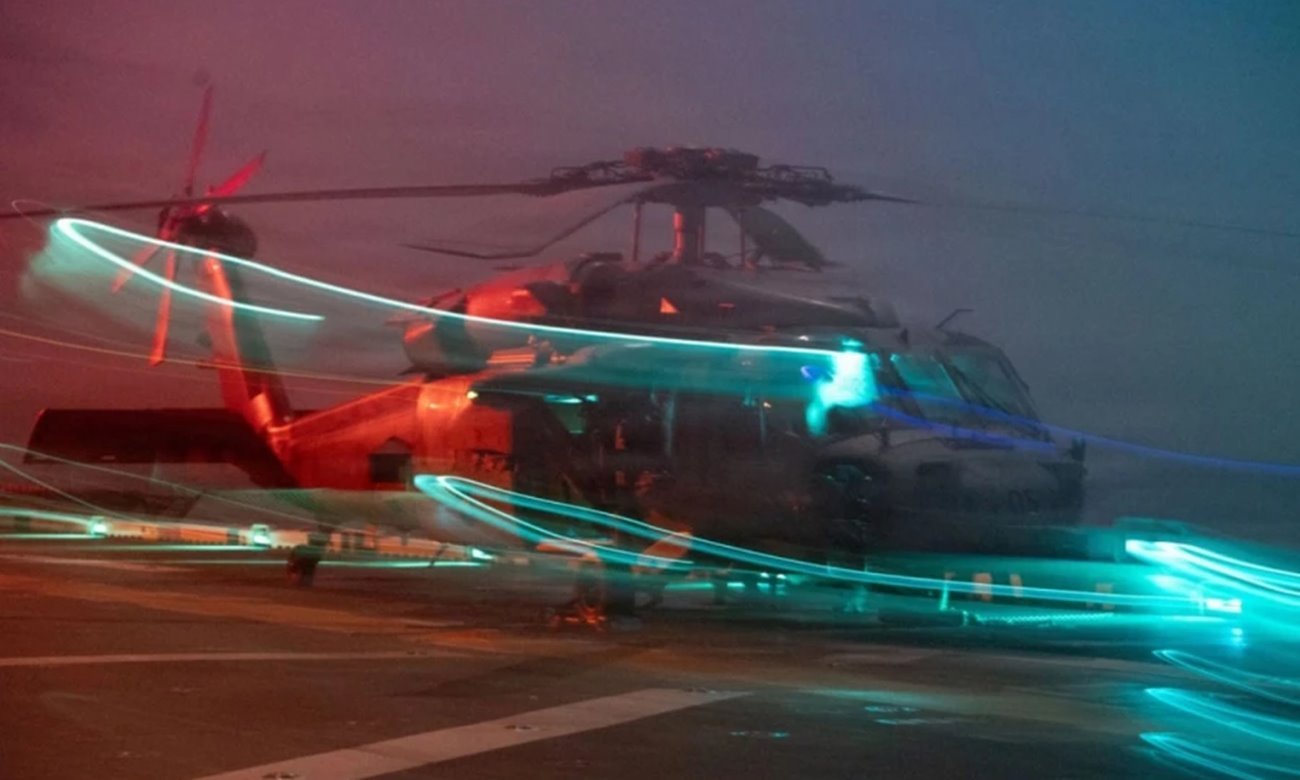 Helicóptero militar participa en un operativo de rescate en zona de conflicto en Medio Oriente, en el marco de una misión de extracción de pilotos. Foto ilustrativa.