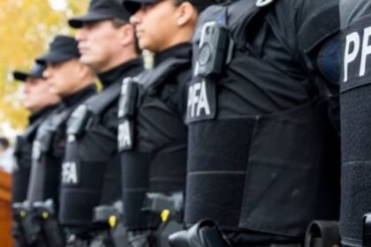 Efectivos de la Policía Federal Argentina durante un operativo de control en la vía pública. Foto de archivo.