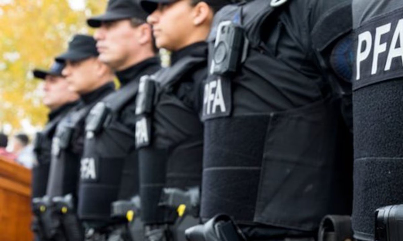Efectivos de la Policía Federal Argentina durante un operativo de control en la vía pública. Foto de archivo.