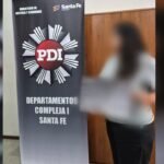 Detención de una mujer acusada de ejercer como psicóloga sin habilitación legal. El procedimiento fue realizado por la Policía de Investigaciones en el marco de una causa judicial en Santa Fe.