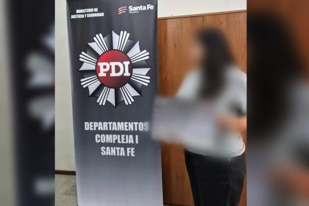 Detención de una mujer acusada de ejercer como psicóloga sin habilitación legal. El procedimiento fue realizado por la Policía de Investigaciones en el marco de una causa judicial en Santa Fe.