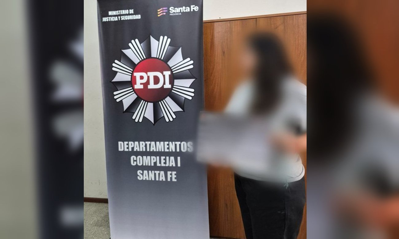 Detención de una mujer acusada de ejercer como psicóloga sin habilitación legal. El procedimiento fue realizado por la Policía de Investigaciones en el marco de una causa judicial en Santa Fe.