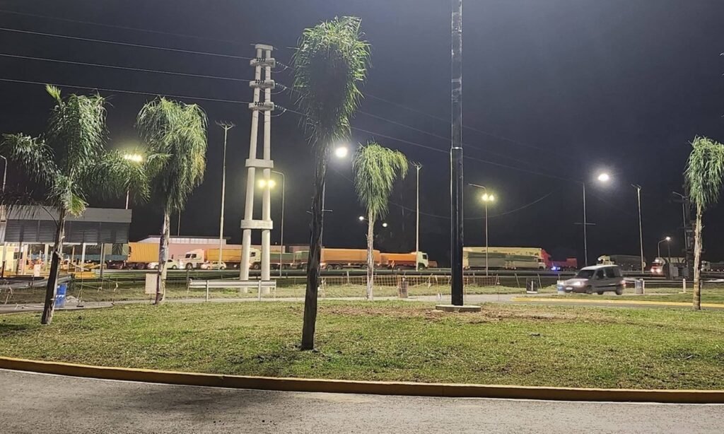 Nueva rotonda de ingreso en el bulevar América, una obra clave que ordena el tránsito y mejora la seguridad vial en el acceso a Puerto General San Martín.