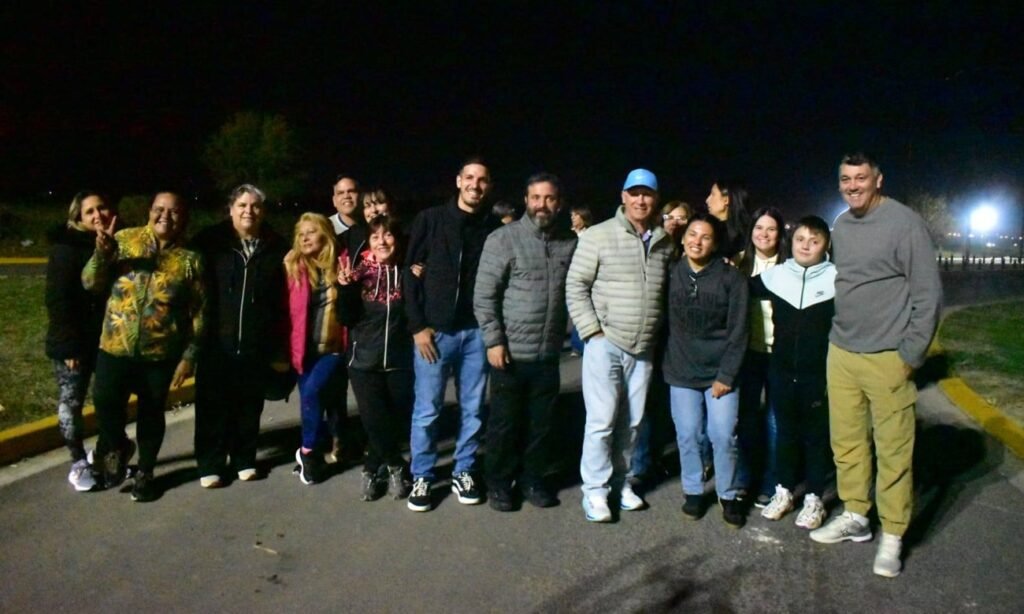 De Grandis junto a funcionarios y vecinos en la obra El intendente Carlos De Grandis recorrió la nueva obra del bulevar América junto a funcionarios y vecinos durante su inauguración en el acceso a la ciudad.