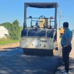 Maquinaria y operarios trabajan en la renovación del pavimento en una calle clave para la circulación urbana.