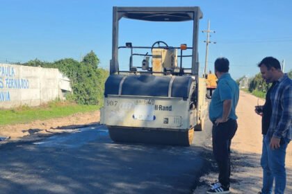 Maquinaria y operarios trabajan en la renovación del pavimento en una calle clave para la circulación urbana.