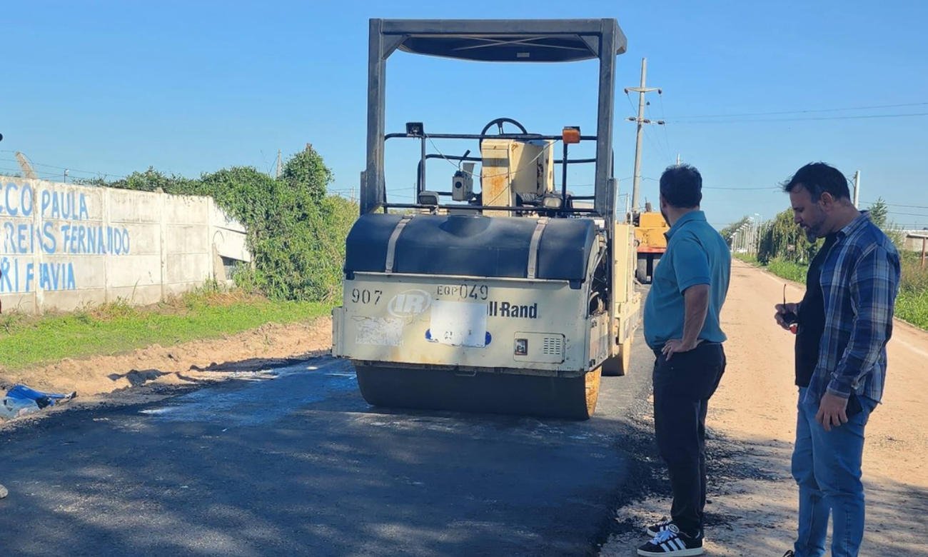 Maquinaria y operarios trabajan en la renovación del pavimento en una calle clave para la circulación urbana.