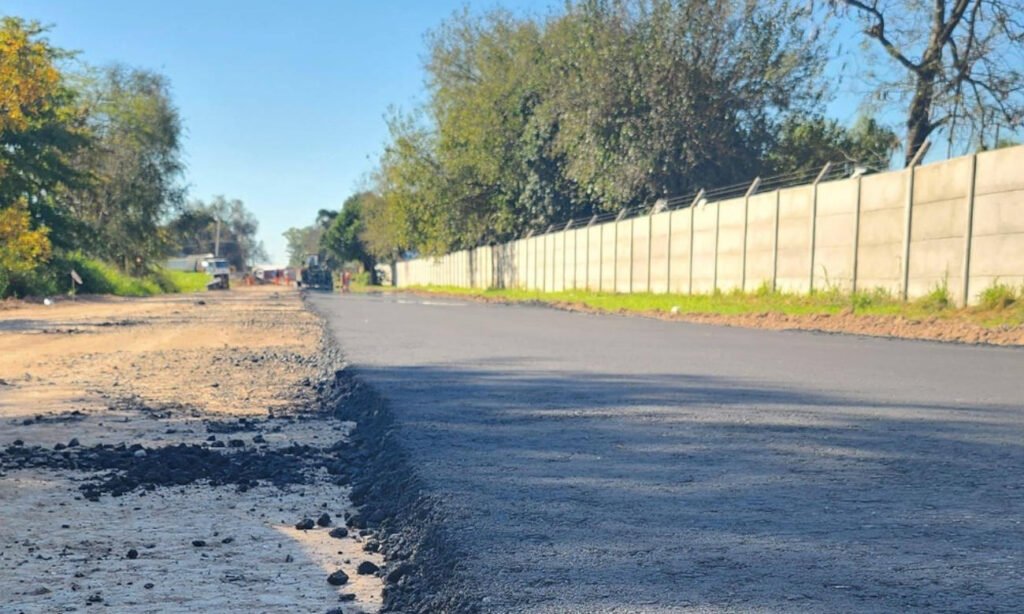 Trabajos de asfaltado y mejora vial en una calle urbana de Puerto General San Martín.