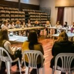 Autoridades municipales y equipos directivos de instituciones educativas participan de un encuentro de trabajo para fortalecer la articulación interinstitucional en Puerto General San Martín. Foto: Prensa Municipalidad de Puerto General San Martín.