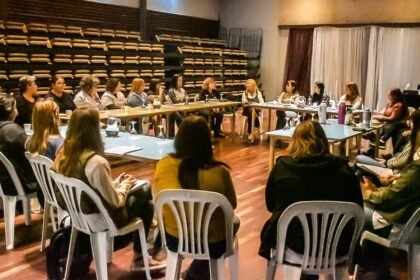 Autoridades municipales y equipos directivos de instituciones educativas participan de un encuentro de trabajo para fortalecer la articulación interinstitucional en Puerto General San Martín. Foto: Prensa Municipalidad de Puerto General San Martín.