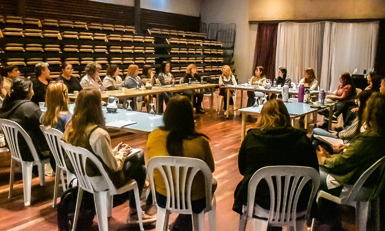 Autoridades municipales y equipos directivos de instituciones educativas participan de un encuentro de trabajo para fortalecer la articulación interinstitucional en Puerto General San Martín. Foto: Prensa Municipalidad de Puerto General San Martín.