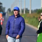 El intendente Carlos De Grandis recorre el nuevo tramo pavimentado de calle Héroes de Malvinas durante la inauguración de la obra.