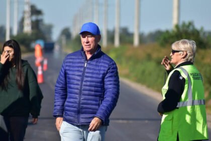 El intendente Carlos De Grandis recorre el nuevo tramo pavimentado de calle Héroes de Malvinas durante la inauguración de la obra.