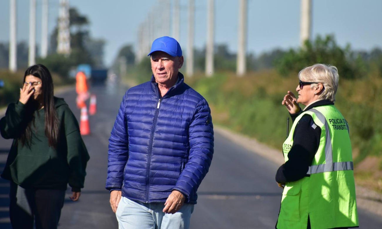 El intendente Carlos De Grandis recorre el nuevo tramo pavimentado de calle Héroes de Malvinas durante la inauguración de la obra.