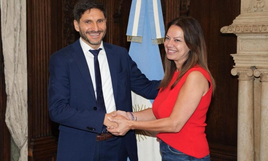 El gobernador Maximiliano Pullaro junto a la ministra Sandra Pettovello durante la firma del acuerdo entre Santa Fe y Nación por el financiamiento de la Caja de Jubilaciones, en una imagen de archivo.