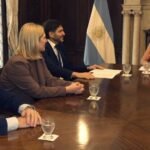 La ministra Sandra Pettovello junto al gobernador Maximiliano Pullaro, acompañados por Gisela Scaglia y Jorge Boasso, durante la firma del acuerdo por la Caja de Jubilaciones.
