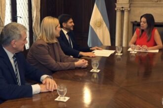 La ministra Sandra Pettovello junto al gobernador Maximiliano Pullaro, acompañados por Gisela Scaglia y Jorge Boasso, durante la firma del acuerdo por la Caja de Jubilaciones.